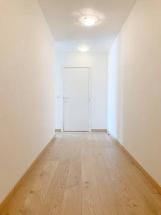 Huurprijs: 830 euro + 65 euro syndic per maandDit ruim appartement van ca. 110 m² ligt langs het kanaal Roeselare-Leie, met zicht op de groene dreve...