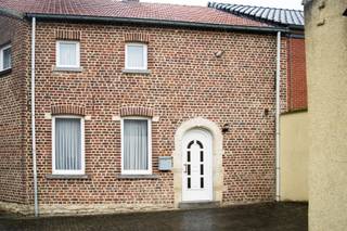 <p><span>Deze woning met prachtige tuin is gelegen in een rustige straat in Meldert, deelgemeente van Hoegaarden en met vlotte toegang tot de E40 richting Leuven of Brussel.</span></p><p><span>Mits verbouwing wordt dit een riante gezinswoning met mogelijkheid tot 4 of zelfs 5 slaapkamers. </span></p><p><span>Daarnaast is er bij volledige benutting van de bovenverdieping mogelijkheid tot 2 badkamers of 1 badkamer en dressing.  Gelieve hiervoor even door te foto's te gaan waarbij een voorstel tot verbouwing werd uitgewerkt.</span></p><p><span>De gevel vooraan heeft een lengte van om en bij de 20 meter die volledig benut kan worden. </span></p><p><span>Het voorstel is om de schuur om te bouwen tot een grote leefkeuken met zicht op de tuin.  De huidige leefruimte kan worden omgebouwd tot living met apart bureel.</span></p><p><span>Bijkomend voordeel aan deze woning is de staanplaats waar minstens 2 wagens kunnen staan.</span></p>