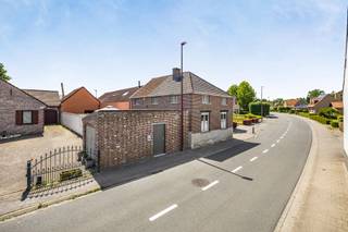 Immo Pické biedt U deze gunstig gelegen woning aan, gelegen in de nabijheid van winkels, scholen, openbaar vervoer en de belangrijkste verbindingswegen. Deze woning beschikt op het gelijkvloers over een woonkamer, een eetkamer, een keuken, een zithoek/slaapkamer, een badkamer en een berging onder de trap. Op de verdieping vinden we een nachthal en 3 slaapkamers. Daarnaast beschikt deze woning een opbergplaats/polyvalente ruimte en over een ideale stadstuin. De garagepoort is niet toegankelijk!<br />Bijkomende informatie: aanwezigheid van 12 zonnepanelen - geen renovatieverplichting.<br />Indien U bijkomende informatie wenst, aarzel dan niet ons kantoor contacteren.