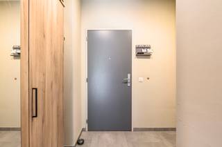 <p><strong>Charmant appartement in Zaventem met terras en recente afwerking.</strong><br />Dit verzorgde appartement in een zeer rustige residentie combineert comfortabel wonen met een praktische indeling. De recente keuken en badkamer zorgen voor een hedendaagse uitstraling en extra wooncomfort. Dankzij het EPC-label B, de conforme elektriciteit en de afwezigheid van asbest is dit appartement ook een energiezuinige en zorgeloze keuze. De lichtrijke woonkamer sluit mooi aan op het terras, ideaal om rustig te genieten. Er is bovendien de mogelijkheid om een garage bij aan te kopen voor 25.000 euro.<br /><br /><u><strong>Belangrijkste ruimtes:</strong></u><br />• Inkomhal (6 m²) met vlotte toegang tot de verschillende ruimtes<br />• Lichtrijke woonkamer (26,5 m²) met aangename leefruimte en toegang tot het terras<br />• Keuken (7 m²) met recente afwerking en praktische indeling<br />• Slaapkamer (12 m²) met comfortabele oppervlakte<br />• Badkamer (5 m²) recent vernieuwd en functioneel ingericht<br />• Apart toilet (1,2 m²)<br />• Berging (2,2 m²) voor extra opslagruimte<br />• Terras om in alle rust buiten te genieten<br />• Privatieve kelder (6,5m²)<br /><br /><u><strong>Troeven:</strong></u><br />• Recente keuken en badkamer. Elektrische zonwering in de zijgevel<br />• Zeer rustige residentie met mogelijkheid tot aankoop van garage<br />• EPC B, geen asbest en conforme elektriciteit<br /><br />Meer informatie of een bezoek met Joery Van De Gucht? Contacteer ons via +3223351115<br />JOUW DROOMAPPARTEMENT. ZO GEVONDEN!</p>