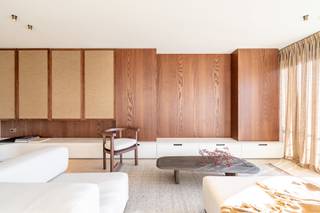 <p>Appartement de coin luxueux et entièrement rénové dans une prestigieuse résidence-villa au cœur du Zoute</p>
<p>Laissez-vous séduire par ce magnifique appartement de coin entièrement rénové, situé dans une charmante résidence-villa, sur un emplacement de premier choix au cœur du Zoute — à quelques pas seulement de la digue et des boutiques élégantes de la Kustlaan.</p>
<p>L’appartement a été entièrement rénové avec des matériaux haut de gamme. Chaque espace respire le raffinement, l’élégance et le confort.</p>
<p>Grâce à sa situation de coin, il bénéficie d’une lumière naturelle abondante et d’une agréable terrasse orientée sud-ouest, idéale pour profiter du soleil. </p>
<p><strong>Disposition :</strong><br />Le hall d’entrée avec vestiaire et toilette invités mène à un vaste séjour lumineux avec salle à manger et cuisine ouverte haut de gamme, parfaitement intégrée à l’ensemble. Les grandes baies vitrées offrent un espace aérien et accueillant et un accès direct à la terrasse ensoleillée.</p>
<p>L’appartement comprend trois chambres spacieuses, dont une suite principale avec salle de douche privative. Les deux autres chambres partagent une salle de bain raffinée. <br />Des armoires encastrées et des espaces de rangement soigneusement conçus sont présents partout, illustrant le confort et le luxe pratique.</p>
<p>Une cave privative dans l’immeuble est incluse.<br /><strong>Atout supplémentaire :</strong> possibilité d’acquérir une place de parking dans la résidence.</p>
<p>Une opportunité unique pour ceux qui recherchent un appartement clé-en-main, élégamment rénové, sur l’un des emplacements les plus prisés du Zoute.</p>