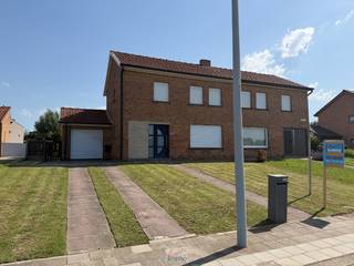 🌳 Schitterend gelegen gezinswoning in het groen en de rust 🏡<br /><br />Bent u op zoek naar de perfecte balans tussen rust, ruimte en een groene omgeving? Deze prachtig gelegen gezinswoning biedt u een oase van privacy, gecombineerd met alle comfort die een modern gezin zich kan wensen. Dankzij de recente vernieuwingen is dit een huis waar u zich meteen thuis zult voelen.<br /><br />🌟 De troeven op een rij:<br />🛏️ 3 volwaardige slaapkamers – Ideaal voor een gezin of voor wie een ruim thuiskantoor zoekt.<br />🛋️ Lichte leefruimte met veranda – De royale woonkamer is slim vergroot met een gezellige veranda, waardoor u het hele jaar door geniet van een prachtig zicht op de tuin.<br />🍳 Ruime leefkeuken – Een praktische en grote keuken waar uitgebreid gekookt kan worden.<br />🚗 Grote garage & veel parkeergelegenheid – Voorzien van een elektrische sectionaalpoort, met daarnaast een ruime, private oprit voor meerdere wagens.<br />🌿 Prachtige, private achtertuin – Een groene, koele buitenruimte waar u in alle privacy kunt ontspannen.<br />🚿 Recent vernieuwde badkamer – Een moderne, instapklare badkamer uitgerust met een comfortabele douche.<br />🪟 Energiebewuste upgrades – Overal zijn nieuwe ramen geplaatst met rolluiken (beneden volledig elektrisch gestuurd).<br />📋 Indeling van de woning<br />👇 Gelijkvloers: Bij het betreden van de woning komt u terecht in de uitnodigende inkomhal met een gastentoilet 🚽.<br />Vanuit de hal stapt u de royale leefruimte binnen, die dankzij de aanpalende veranda geniet van een maximale lichtinval en een directe connectie met de tuin. De aparte, ruime keuken vormt het hart van de benedenverdieping en biedt direct toegang tot zowel de leefruimte als de inpandige garage 🚘.<br />De garage is uitgerust met een moderne, elektrische sectionale poort en biedt extra bergruimte.<br />👆 Eerste verdieping & zolder: De vaste trap brengt u naar de nachthal op de eerste verdieping. Hier bevinden zich drie comfortabele slaapkamers 🛏️ en de recent vernieuwde, eigentijdse badkamer met douche 🚿.<br />Via het plafond is er toegang tot de ruime stapelzolder 📦; een ideale plek voor het stockeren van seizoensspullen en bovendien zeer eenvoudig extra te isoleren.<br />🌳 Buitenruimte: Rondom de woning ligt een prachtig aangelegde, praktische voortuin die zorgt voor een mooie buffer en een groen straatbeeld.<br />De achtertuin 🌻 is een absoluut pareltje: volledig privaat, omgeven door groen en de perfecte plek voor spelende kinderen of gezellige barbecue-avonden in de luwte.<br />🔑 Kortom: Een solide, goed onderhouden gezinswoning op een absolute toplocatie voor wie houdt van rust, groen en privacy.<br /><br />Mis deze kans niet en plan snel uw bezoek!<br /><br />📞 Telefoon: 056/705262<br />📧 E-mail: info@expertimmo.be<br />🌐 Website: www.expertimmo.be<br /><br /><u>Wettelijke info :</u> <br />EPC : F-label<br />Asbest : in aanvraag<br />Elektriciteit : niet-conform, te renoveren.<br />Stedenbouw : Geen beschermd monument, niet op inventaris, Vergunning uitgereikt, Woongebied, Geen dagvaarding uitgebracht, Geen voorkooprecht ruimtelijke ordening aanwezig, Geen Verkavelingsvergunning, geen overstromingsgebied, niet gelegen in afgebakend oevergebied.<br />Watertoets : P en G-score : A en A, geen natte voeten hier dus.<br />Watergevoelige openbare ruimtes : niet van toepassing<br />Maatregelenregister : geen nadelige maatregelen gekend<br />Vrij : bij akte<br /><br />Disclaimer : <br />1. Sommige foto's werden met een breedbeeld lens getrokken om de gehele ruimte op 1 foto te kunnen weergeven, hierdoor lijken de ruimtes op foto groter dan in werkelijkheid.<br />2. Geen AI gebruikt hier.<br />
