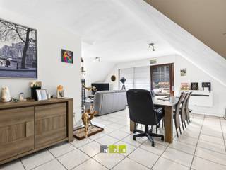 <span><strong>VERHUURD APPARTEMENT MET 2 SLAAPKAMERS TE OPOETEREN<br /><br /></strong><strong>TROEVEN:<br /></strong>- Ruim appartement.<br />- 2 slaapkamers.<br />- Airco aanwezig in de woonkamer en slaapkamer.<br />- Volledig geïnstalleerde keuken.<br />- Gunstig energielabel (C).<br />- Parkeerplaatsen buiten.<br />- Ook ideaal als opbrengsteigendom.<br /><br /><strong>GELIJKVLOERS 00:<br /></strong>- Inkomhal: trappenhal naar het appartement, tegelvloer.<strong><br /><br /></strong><strong>VERDIEPING +01 (98,79 m²)<br /></strong>- Hal (2,39 m x 2,94 m = 7,02 m²): tegelvloer.<br />- Woonkamer (7,10 m x 3,30 m + 2,79 m x 4,11 m = 34,89 m²): airco, tegelvloer.</span><br /><span>- Keuken (3,08 m x 3,55 m = 10,93 m²): volledig geïnstalleerde keuken met onder- en bovenkasten, lades, keramische kookplaat, dampkap, oven, microgolfoven, vaatwasser, koelkast, tegelvloer.</span><span><br />- Badkamer (2,91 m x 2,91 m = 8,46 m²): ingericht met badkamermeubel met dubbele lavabo, onderkast, aparte douche, hangtoilet, steentapijt.<br />- Berging/wasplaats/toilet (3,07 m x 1,82 m = 5,58 m²): aansluiting wasmachine, lavabo, zittoilet, tegelvloer.<br />- Slaapkamer 1 (4,29 m x 5,18 m = 22,22 m²): airco, tegelvloer.<br />- Slaapkamer 2 (3,32 m x 2,92 m = 9,69 m²): tegelvloer.</span><br /><br /><span><strong>EXTERIEUR</strong></span><br /><span>Parkeerplaatsen</span>
