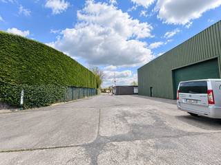 loods van 1200m² op 2600m² grond te koop<br /><br />bestaande uit:
<ul><li>3 sectionale poorten (4 deuren)</li><li>beton structuur</li><li>loods en koer in beton</li><li>20 parkeersplaatsen</li><li>rolbrug (niet meer in gebruik)</li><li>4 regenwaterputten</li><li>hoogte 12m</li><li>ruime oprit</li><li>gelegen in BPA industriezone</li></ul>
zie plan in bijlage of bij de foto's