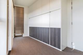 <p><span> </span></p><p><span>Moderne kamer gelegen in studentenresidentie Woods, vlakbij het Belle-Vue park. </span></p><p><span>De residentie is gelegen op een boogscheut van het centrum van Leuven, op wandelafstand van het station en nabij verschillende campussen.</span></p><p><span> </span></p><p><span>De kamer is voorzien van een uitklapbaar tweepersoonsbed (140cm x 200cm - matras niet incl.), ingebouwde kleerkasten, waardoor er meer dan voldoende opbergruimte is. De kamer heeft ook een ingebouwde bureau met  boekenplank en persoonlijke frigo met vriesvak. Verder beschikt de kamer over een persoonlijke badkamer met douche, lavabo en toilet.</span></p><p><span>De fietsenstalling is bereikbaar met de lift of via de trappenhal.</span></p><p><span> </span></p><p><span>Per verdieping zijn er twee keukens, die gedeeld worden met maximaal 10 personen. De keukens zijn voorzien van een oven, microgolf, vitro-keramische kookplaat, eettafel, wastafels en een persoonlijke opbergkast die op slot kan. Elke keuken heeft ook zijn eigen terras.</span></p><p><span> </span></p><p><span>Er is ook een gemeenschappelijke ontspanningsruimte met televisie, zetels, tafels en een kickertafel. Verder is er ondergronds nog een afsluitbare fietsenstalling, afvallokaal en een wasplaats met wasmachine en droogkast. </span></p><p><span> </span></p><p><span>*De Foto's in de advertentie zijn van een gelijkaardige studentenkamer.</span></p><p><span> </span></p><p><span>Interesse? Contacteer ons </span><span>via </span><span><span>student@immolivit.be</span></span><span> </span></p><p><span> </span></p>