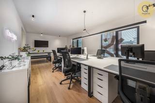 
Een perfecte plek voor uw onderneming waar visibiliteit, modern comfort en duurzaamheid samenkomen. Dit instapklare gelijkvloers pand uit 2021 is strategisch gelegen aan de belangrijkste straat van Sint-Antonius, waardoor u geniet van maximale passage en een uitstekende commerciële uitstraling. Met een royale oppervlakte van 99 m² biedt dit jonge pand een zee aan licht. Bij binnenkomst wordt u verwelkomd in een grote, open ruimte voorzien van een moderne keuken. Daarnaast beschikt het pand over twee zeer ruime, aparte bureaus/plaatsen die volledige privacy bieden voor discreet overleg of geconcentreerd werk.

Het pand is niet alleen esthetisch aantrekkelijk, maar ook technisch klaar voor de toekomst met een indrukwekkend EPC van slechts 52 kWh/m². Dankzij de combinatie van een warmtepomp, vloerverwarming en zonnepanelen werkt u hier in een optimaal klimaat met minimale energiekosten. Voor extra praktisch gemak is er op de ondergrondse verdieping een private overdekte parkeerplaats en een zeer grote berging voorzien, deze zijn verplicht mee aan te kopen aan 25.000€.
 
Door de centrale ligging en de kwalitatieve afwerking is dit pand de ideale uitvalsbasis voor een breed scala aan activiteiten. Het leent zich uitstekend voor vrije beroepen zoals advocaten of boekhouders, maar is eveneens perfect geschikt als medische praktijkruimte, kinesitherapiestudio of als stijlvol kantoor voor vastgoed of verzekeringen. Zelfs een high-end boetiek of showroom komt hier volledig tot zijn recht. Kortom, een unieke kans om uw zaak te vestigen in een modern en energiezuinig vastgoedpareltje op de meest gegeerde locatie van Zoersel.
 
Bijzonderheden:
•	Bouwjaar: 2021
•	Oppervlakte: 99 m²
•	Energiezuinigheid: EPC-label A 
•	Energiezuinige warmtepomp met vloerverwarming
•	Energie: Eigen zonnepanelen 
•	Water: Systeem voor waterrecuperatie aanwezig
•	alarminstallatie
•	Parkeren en opslag in de ondergrondse verdieping
•	Status: Volledig instapklaar en hoogwaardig afgewerkt
