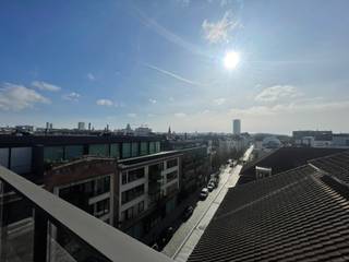Knappe penthouse, gelegen in de buurt van de Dansaertwijk en de Erasmushogeschool, bestaande uit: inkomhall met berging en aparte wc, mooie...
