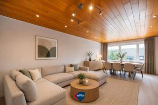 Vous recherchez un appartement abordable offrant un beau potentiel, situé dans un quartier calme et agréable ? Cet appartement de deux chambres, situé dans la Résidence André dans le quartier du Phare à Ostende, mérite assurément votre attention. Situé au troisième étage d'une petite résidence sans ascenseur, il se compose d'un lumineux séjour, d'une cuisine, de deux chambres à coucher spacieuses, d'une salle de bains, de toilettes séparées ainsi que d'un grenier.<br />L'appartement est à rafraîchir, ce qui vous permettra de l'aménager entièrement selon vos goûts et vos envies.<br />Actuellement loué, il constitue également une excellente opportunité pour les investisseurs à la recherche d'un bien offrant un rendement locatif immédiat. Atout supplémentaire: un garage dans l'immeuble est disponible en option à l'achat, un véritable avantage dans ce quartier. N'hésitez pas à nous contacter dès aujourd'hui pour obtenir de plus amples informations ou pour organiser une visite.