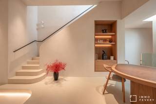 Op een toplocatie in het centrum van Knokke, aan het Alfred Verweeplein, bevindt zich deze moderne en stijlvolle kantoorruimte te huur...