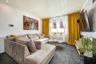 <strong>INDELING</strong><br />
<p><strong>GELIJKVLOERS</strong><br />Inkomhal. Slaapkamer/bureauruimte.<br />Woonkamer. Wasplaats met aansluiting voor wasmachine/droogkast.<br />Keuken met toegang zowel naar de oprit als naar de tuin, keukeneiland met natuurstenen werkblad, voorzien van de volgende toestellen: combi-oven, microgolfoven, vaatwasmachine, vitro keramische kookplaat en afzuigkap.<br />Toiletruimte.<br /><br /><strong>1STE VERDIEPING</strong><br />Overloop met vaste trap naar de dakverdieping. <br />Badkamer voorzien van ruime douche, wastafel en toilet.<br />3 slaapkamers. <br /><br /><strong>DAKVERDIEPING</strong><br />Overloop met aardgasbrander voor CV en warmwaterbereiding.<br />Slaapkamer/speelkamer.<br /><br /><strong>KELDERVERDIEPING</strong><br />Bergkelder met omvormer van de PV-installatie.<br /><br /><strong>BUITEN</strong><br />Voortuin met lange oprit naar de garage.<br />Achteraan terras met omheinde tuin.<br /><br /><strong>BIJZONDERHEDEN</strong><br />Kunststof ramen. Dubbele beglazing. Elektrische installatie conform. Dak-en muur-isolatie. Zonnepanelen.<br /><br /><strong>POSITIEVE ASPECTEN</strong><br />Gezinswoning met 4 of 5 slaapkamers<br />Woning werd recent gerenoveerd (ramen, CV met radiatoren, spouwmuur – en dakisolatie, elektrische installatie, PV-installatie, bepleistering)<br />Woning met westgerichte tuin op een rustige, doch centrale locatie<br />Woning zonder renovatieverplichting, asbestveilig en conforme elektrische installatie tot 2038<br />Op wandelafstand van Nieuwe Kaai met winkelcentrum, scholen,...<br /><br /><em>*Stedenbouwkundige inlichtingen in aanvraag.</em></p>
