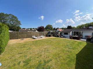 <p><span>Uw eigen zonnige paradijs in het geliefde Domein Sun Parks te Oostduinkerke. Deze prachtige, instapklare vakantiebungalow biedt u niet alleen een perfect tweede verblijf, maar een oase van rust en privacy op een van de meest begeerde locaties binnen het park.</span></p><p><span>Gelegen op een uitzonderlijk ruim perceel, geniet u hier van ongekende privacy en een heerlijke zuidgerichte tuin waar de zon de hele dag schijnt. Dit is een zeldzame kans om een bungalow te bemachtigen met zo'n bevoorrechte ligging. </span></p><p><span>De bungalow is in perfecte staat, met een recentelijk aangelegd, uitnodigend terras waar u heerlijke zomeravonden kunt doorbrengen. Binnen wacht een gezellige woonkamer met eethoek, een moderne keuken en een prachtige vernieuwde badkamer. De twee comfortabele slaapkamers bieden ruimte voor uzelf, Uw familie en vrienden .</span></p><p><span>De drie handige buiten bergingen, waaronder een technische ruimte voor wasmachine en droogkast, en een ruime fietsenberging, zorgen voor extra gemak. Het recente, royale tuinhuis biedt nog meer mogelijkheden .</span></p><p><span>De riante, zongeoriënteerde tuin is een waar paradijs. Dankzij de grootte en de slimme aanleg geniet u hier van absolute privacy. De sfeervolle tuinverlichting maakt het plaatje compleet.</span></p><p><span>Een unieke kans om uw comfort te verhogen: er is een mogelijkheid om een ondergrondse garage aan te kopen op slechts 100 meter van de woning. Daarnaast is een eigen parkeerplaats reeds inbegrepen. </span></p><p><span>Dit is meer dan een vakantiehuis; het is een toegangspoort tot ontspanning en plezier. Sun Parks staat bekend om zijn tropisch zwemparadijs, diverse recreatiemogelijkheden zoals bowling, tennis en voetbal, en een prachtige vijver. </span></p><p><span>Bovendien bevindt u zich op korte afstand van de uitgestrekte stranden en de charmante kustlijn de perfecte combinatie van rust en actie.</span></p>