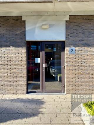 Zicht over de stad heb je, op de achtste verdieping aan het Torenplein<br />Of het is dat en of de ligging pal in het centrum of het ideale formaat van deze pied-à-terre die charmeert.<br /><br />Het appartement heeft 2 slaapkamers, een open keuken aparte living, een badkamer, een apart toilet, een ruime inkomhall en een berging.<br />De ochtendzon staat aan de kant van de grote slaapkamer, de avondzon aan de kant van de kleine slaapkamer, living en keuken.<br /><br />Het appartement dateert van begin jaren '70 en het is helemaal vernieuwd.<br />Alles is nieuw : de vloer, de keuken, de badkamer, de ramen, alles!<br />Het terras aan de living is circa 6m², het terras aan de slaapkamer is circa 4m².<br /><br />Bewoners hebben een gebruiksrecht van de gemene parkeerplaatsen op het privéterrein van het gebouw zelf.<br />Verder is er legio parkeerplaats met bewonerskaar in de onmiddellijke buurt, en ook een ruime publieke fietsenstalling.<br /><br />De vaste kosten bedragen circa €165/maand incl. verwarming en warm water.<br /><br />Meer info?<br />Realisten Makelaars<br />Bel 011 18 60 60