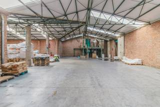 <p>Praktisch werken en toekomstmogelijkheden combineren in Boechout. Dit magazijn/werkplaats ligt in het centrum van Boechout, met vlotte verbindingen en voorzieningen in de buurt. De setting biedt functionaliteit vandaag én perspectief voor morgen.</p><p>Het magazijn van <strong>ca. 534 m²</strong> is uitgerust met een grote <strong>elektrische sectionaalpoort</strong>, geschikt voor bestel- en vrachtwagens. Een achterliggend perceel van ca. 1.500 m² biedt extra buitenruimte of mogelijkheden in functie van toekomstige plannen als verkavelbare bouwgrond (mits toelating gemeente en het verkrijgen van de nodige vergunningen).</p><p><br /></p><ul><li>Werkplaats ca. 534 m² met grote elektrische poort</li><li>Achterliggend perceel ca. 1.500 m²</li><li>Plannen beschikbaar</li><li>Gunstige ligging nabij dorpscentrum</li></ul>