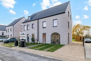 In een rustige, doodlopende straat in het geliefde Dilbeek bevindt zich deze quasi nieuwbouw ééngezinswoning (bouwjaar 2023). Deze...