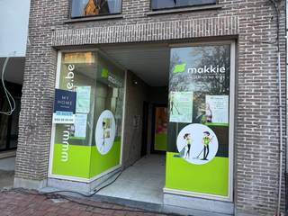 Bent u op zoek naar de perfecte locatie voor uw zaak? Dit handelspand in het hart van Sint-Kruis, rechtover de kerk, biedt u een unieke kans. Met uitstekende zichtbaarheid, ruime parkeermogelijkheden en een toplocatie is dit pand ideaal voor diverse commerciële doeleinden.<br />Eigenschappen:<br />Nuttige oppervlakte: 100 m²<br />Tuin: 135 m², ideaal voor ontspanning of als uitbreiding van uw activiteiten<br />EPC-label: B – energiezuinig pand<br />Vrij bij akte<br />Momenteel in gebruik als kantoor, maar geschikt voor diverse invullingen<br />Locatievoordelen:<br />Gelegen in het centrum van Sint-Kruis, met een groot aantal passanten<br />Rechtover de kerk, een herkenningspunt en trekpleister<br />Voldoende GRATIS parkeermogelijkheden in de buurt voor klanten en personeel<br />Dit handelspand biedt u de perfecte combinatie van locatie, ruimte en mogelijkheden. Ideaal voor ondernemers die hun zaak in de kijker willen zetten!<br />Vraagprijs en meer info op aanvraag. Contacteer ons vandaag nog voor een bezoek!