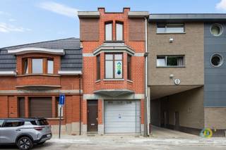 <p><span>Te renoveren bel-étage woning met twee slaapkamers en ruime garage te koop in Vilvoorde. Op zoek naar een woning met potentieel op een strategische ligging? Deze bel-etage woning in de wijk Kassei biedt tal van mogelijkheden voor wie graag renoveert naar eigen smaak. Gelegen op korte afstand van het centrum van Vilvoorde, met vlotte verbinding naar de Brusselse ring, geniet u hier van een uitstekende bereikbaarheid en nabijheid van winkels, scholen en openbaar vervoer. De woning beschikt op het gelijkvloers over een uitzonderlijk ruime garage met mooie plafondhoogte, ideaal voor zelfstandigen, hobbyisten of wie nood heeft aan extra opslagruimte. Aansluitend bevindt zich een praktische atelierruimte. De woning deed in het verleden dienst als uitvalsbasis voor een houtbewerker. Via de inkomhal bereikt u de eerste verdieping, waar zich de leefruimte en de achtergelegen keuken bevinden. Aan de keuken grenst een veranda die extra ruimte en lichtinval biedt, met aansluitend toegang tot een aangenaam en ruim terras. Op deze verdieping vindt u tevens de badkamer, uitgerust met een wastafel, douche en toilet. Op de tweede en tevens bovenste verdieping bevinden zich 2 volwaardige slaapkamers. De woning is momenteel verhuurd. Houd rekening met de energetische renovatieverplichting binnen de 6 jaar na aankoop. Hiervoor kan u mogelijk beroep doen op premies of een renovatielening aan een gunstige rentevoet.</span><span> </span></p>