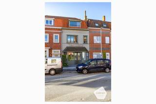 U kunt een BOD uitbrengen op deze woning, rekening houdend met de AANVANGSPRIJS van <strong>369.000 euro,</strong> elk hoger BOD wordt voorgelegd aan de eigenaars die al dan niet kunnen ingaan op dit aanbod.<br /><br /><strong>PRACHTIGE HANDELSWONING</strong> op mooie locatie nabij het <strong>centrum van Brugge</strong> en in het bruisende centrum van Assebroek. Op het gelijkvloers is er een handelsruimte (verschillende mogelijkheden zowel horeca als dienst of kantoor) met bureau , apart toilet, grote bergruimte en een <strong>ZONNIG koertje.</strong> Op de eerste verdieping is er een zeer AANGENAME leefruimte met parket en ingebouwde spots, keuken en een LEUK MOOI TERRAS om lekker te genieten met magnifiek uitzicht. Op de tweede verdieping is er een apart toilet, badkamer met lavabo en ligbad/douche en 2 mooie slaapkamers. Troeven: <strong>TOPLOCATIE</strong> voor nieuwe handelszaak/kantoor of veel andere mogelijkheden. <strong>INSTAPKLAAR</strong>, C.V. op aardgas - Vaillant- ketel ( woonst), <strong>Hoogrendementsbeglazing</strong> en een goedgekeurde elektriciteit! Deze woonst kan ook interessant zijn als investering. Bel ons snel en maak een afspraak.