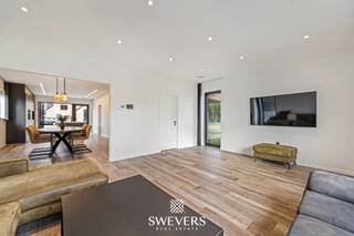 Voor meer info en foto’s, surf naar www.swevers.be – Deze recente open bebouwing (2023) op Bugtenpad 6 in Koersel-centrum combineert rust, comfort en hedendaagse klasse op een perceel van 5a 57ca. De instapklare woning biedt 189 m² bewoonbare oppervlakte en is, onder voorwaarden, aan te kopen aan 2% registratierecht. Gelegen in een volledig gesloten wijk geniet u hier van privacy, terwijl winkels, scholen, horeca en openbaar vervoer zich op wandelafstand (500 m) bevinden. Via de inkomhal met gastentoilet betreedt u de lichtrijke leefruimte en eetkamer van samen 46,40 m². Aansluitend bevindt zich de ruime keuken van 20 m² met plaats voor een kookeiland en veel bergruimte, met directe toegang tot de voortuin, oprit en carport. Een praktische berging/wasplaats vervolledigt het gelijkvloers. Op de verdieping zijn er drie volwaardige slaapkamers (15,21 m², 11,70 m² en 11 m²), een centrale badkamer en een aparte berging van ca. 9 m². De zuidgerichte tuin en het terras genieten van optimale zoninval. Vloerverwarming op beide niveaus, zonnepanelen, videofoon en een EPC van -15 (BEN-woning) garanderen energiezuinig en toekomstgericht wonen. Vlotte verbinding via snelwegen op 13 km. Voor meer informatie, bel 011 255 155. Bron bewoonbare oppervlakte: EPC – verslag.