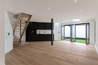 <p>In the Sleutelstraat, one of Kontich’s most charming streets with its historic façades and tranquil setting, lies a fully renovated home where authenticity meets modern comfort. With its favorable EPC A label, you’ll benefit from low energy costs and a sustainable living experience.</p>
<p>Behind the entrance hall, a bright living area unfolds, where large windows and a thoughtful layout create an open and inviting atmosphere. The sleek black kitchen is a true eye-catcher and blends seamlessly with the living space. From here, you step directly into the city garden — a private spot to relax in peace, while still being just steps away from the vibrant town center. Upstairs, the sense of space and light continues with two elegant bedrooms and a refined bathroom featuring a walk-in shower.</p>
<p>This property is perfect for those who appreciate character, natural light, and contemporary comfort — all in a central yet quiet location in Kontich.</p>
<p><strong>Technical details:</strong> Fully insulated, high-efficiency double glazing in PVC or aluminum, central heating on gas, and solar panels. Laundry connections in the bathroom, two storage rooms, and a fully equipped kitchen. Urban planning information and soil certificate available. Not located in a flood risk zone (P- and G-score C). No renovation obligation. Asbestos-safe.</p>