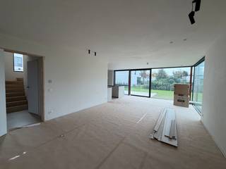 Deze woning (open bebouwing) biedt een praktische indeling en alle ruimte voor comfortabel wonen.<br /><br />Energetisch top en maximaal wooncomfort: dankzij zonnepanelen en geothermische warmtepompen geniet u van energiezuinig wonen, met aangename (vloer)verwarming in de winter én natuurlijke (vloer)koeling in de zomer.<br /><br />Bij het binnenkomen kom je in de inkomhal, met toegang tot de technische berging en het gastentoilet. Verder bevindt zich de leefruimte met open keuken en een aanpalende berging/wasplaats. Vanuit de leefruimte heb je rechtstreeks toegang tot het terras en de tuin.<br />Op de bovenverdieping bevinden zich vier slaapkamers en een badkamer, uitgerust met een toilet, douche, ligbad en dubbele lavabo. Daarnaast is er nog een extra technische berging aanwezig.<br />Buiten beschik je over een eigen parkeerplaats en een buitenberging.<br /><br />De woning is vlot bereikbaar via zowel de Gentsebaan (N60) als de Arboretumstraat.<br />Allerhande voorzieningen (winkel, bakker, tankstations, apotheek, ...) in de directe omgeving.<br /><br />Goed om weten: de verhuurder is een vennootschap, wat betekent dat een (zelfstandige) huurder de huur deels als beroepskost kan inbrengen.