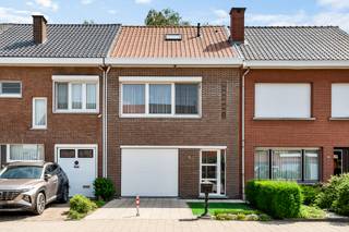 Deze praktisch ingedeelde woning biedt verrassend veel ruimte en is ideaal voor gezinnen of kandidaat-kopers die op zoek zijn naar een woning met potentieel op een gunstige locatie. Dankzij de inpandige garage, zonnige tuin en drie slaapkamers beschikt deze woning over alle troeven voor comfortabel wonen.<br /><br />Indeling: Gelijkvloers: Via de inkomhal met ingemaakte kast betreedt u de woning. Op deze verdieping bevindt zich een eerste slaapkamer en een badkamer uitgerust met lavabomeubel, douche en toilet. Verder beschikt de woning over een inpandige garage met sectionale poort, uitgietbak en aansluiting voor wasmachine. Achteraan bevindt zich de veranda, die een aangename verbinding vormt tussen de woning en de zonnige tuin.<br /><br />Eerste verdieping: De eerste verdieping omvat een apart toilet, een ruime woon- en eetkamer op parketvloer en een keuken voorzien van dubbele spoeltafel, keramische kookplaat, dampkap en oven. Daarnaast bevindt zich op deze verdieping een tweede slaapkamer.<br /><br />Tweede verdieping: Via de nachthal bereikt u de derde slaapkamer, die aan beide zijden beschikt over handige zolderruimtes. Verder is er nog een aparte berging/zolderkamer aanwezig.<br /><br />Troeven: 3 slaapkamers - Inpandige garage met sectionale poort - Zonnige tuin met veranda - EPC B<br /><br />Bent u op zoek naar een woning met ruimte, een tuin en garage op een goede locatie? Dan is deze woning zeker een bezoek waard.