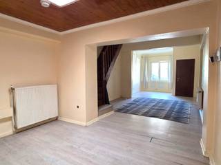 WSB-immo stelt u met plezier deze centraal gelegen woning te Ninove (Meerbeke) voor.Een woning met weinig onderhoud en tal van mogelijkheden achter...