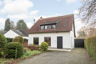 Deze op te frissen woning in het groene Schilde met magazijn is ideaal voor wie wonen en werken wil combineren.GELIJKVLOERSDe inkomhal van 15m² op...