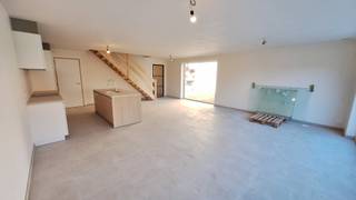 <strong>Halfopen nieuwbouwwoning te koop – Monica Vancloosterstraat, Roeselare (Beveren)</strong><br /><br />Deze moderne<strong> halfopen nieuwbouwwoning </strong>maakt deel uit van een stijlvol nieuwbouwproject in de rustige Monica Vancloosterstraat te Roeselare (Beveren).<br />Met een perceel van <strong>286 m²</strong> en een doordachte indeling biedt deze woning comfort, ruimte en energiezuinig woonplezier.<br /><br /><strong>Indeling gelijkvloers</strong><br />Via de inkomhal kom je binnen in de <strong>lichtrijke leefruimte met open keuken</strong>, ontworpen voor maximaal licht en een ruimtelijk gevoel. Aansluitend bevindt zich een <strong>grote berging van 9 m²</strong>, ideaal als voorraad- of wasruimte.<br />De woning beschikt verder over een <strong>tuinberging, carport, ruime oprit, terras</strong> en een aangelegde tuin — perfect om meteen zorgeloos te genieten van je nieuwe thuis.<br /><br /><strong>Indeling verdieping</strong><br />Op de bovenverdieping vind je een functionele <strong>nachthal</strong>, die ook de mogelijkheid biedt om een <strong>bureau of werkhoek</strong> te creëren.<br />Daarnaast zijn er <strong>drie slaapkamers</strong> (21 m², 12 m² en 12 m²) en een volledig uitgeruste badkamer met<strong> inloopdouche, ligbad en dubbel lavabomeubel</strong>. Een <strong>afzonderlijk toilet </strong>en bovenberging maken deze verdieping volledig.<br /><br /><strong>Energiezuinig &amp; modern</strong><br />Zoals de andere woningen in het project is ook deze woning <strong>energiezuinig </strong>(E-peil ≤ 30) en uitgerust met <strong>zonnepanelen</strong>, een <strong>warmtepomp </strong>en <strong>vloerverwarming</strong>.<br />Dankzij deze technieken geniet je van een laag energieverbruik en een toekomstgerichte woning.<br /><br /><strong>Topligging</strong><br />De woning ligt in een rustige, nieuwe woonomgeving in Beveren (Roeselare), met:
<ul>
	<li><strong>Snelle verbinding naar de E403</strong> (Brugge – Kortrijk)</li>
	<li><strong>Vlotte bereikbaarheid van het centrum van Roeselare</strong></li>
	<li>Winkels, scholen en sportfaciliteiten in de buurt</li>
	<li>Een kindvriendelijke woonomgeving met groene accenten</li>
</ul>
<br /><strong>Perceel: 285 m²</strong><br /><br />* Foto's binnenzijde van een gelijkaardige woning *<br /><br />Neem contact voor een vrijblijvend bezoek via <strong>051 21 11 11</strong> of <strong>matias@imfiro.be</strong>