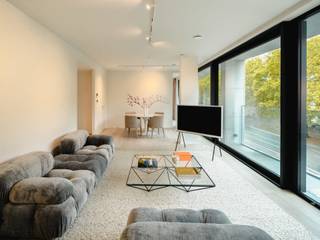 Ideally located opposite the Abbaye de la Cambre, in the new "The Metropolitan" residence, this furnished apartment offers a gross floor area of 81...