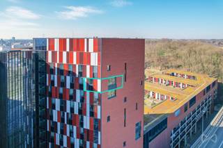 Ce studio récent de 36m² est situé au 12ème étage de la résidence Waterview sur Engels Plein à Louvain. L'emplacement est extrêmement pratique pour les étudiants, à seulement 1 km de la gare de Louvain et à distance de marche du centre-ville. Dans ce quartier dynamique situé le long du canal, vous trouverez également des loisirs, des restaurants, des magasins et des parcs dans les environs immédiats. Il s'agit de l'un des seuls studios de cette résidence. Le studio dispose d'un agréable espace de vie ouvert avec une cuisine équipée et une salle de bain séparée, équipée d'un lavabo, d'une douche et de toilettes. Grâce aux grandes fenêtres, vous bénéficiez d'une grande luminosité et d'une belle vue sur Louvain et ses environs. Vous êtes à la recherche d'un investissement sans souci ? Ne manquez pas cette opportunité et prenez rapidement rendez-vous ! La résidence est gérée par la KU Leuven, ce qui vous permet de travailler en toute tranquillité.