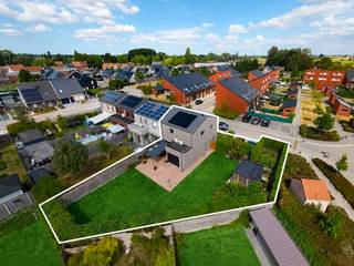 <span><span>Deze instapklare halfopen woning, gebouwd in 2010, combineert ruimte, comfort en een praktische indeling. De woning beschikt over 3 slaapkamers, een dressing en een aangename tuin met terras.<br />Daarnaast geniet de woning van heel wat hedendaags wooncomfort dankzij onder andere airconditioning, 12 zonnepanelen, een gashaard en rolluiken.<br />De Esdoornstraat is een residentiële woonstraat in Wervik die dicht bij het centrum ligt. Het is een wijk met een goede bereikbaarheid te voet tot winkels, scholen en het openbaar vervoer.<br /><br /><u><strong>Indeling:</strong></u><br />De woning verwelkomt u via een ruime inkomhal met gastentoilet en biedt toegang tot de lichtrijke leefruimte met eetplaats en gezellige gashaard. Aansluitend bevindt zich de ruime, volledig ingerichte keuken met kookeiland en zicht op de tuin. Verder beschikt het gelijkvloers over een praktische berging.<br />Op de bovenverdieping bevinden zich 3 slaapkamers, een dressing, een afzonderlijk toilet en een badkamer uitgerust met ligbad, inloopdouche en dubbele lavabo. Daarnaast beschikt de woning over een zolder die voor extra bergruimte zorgt.<br />Buiten geniet u van een aangenaam terras en ruime tuin.<br /><br /><u><strong>Troeven:</strong></u></span></span>
<ul>
	<li><span><span>Instapklare halfopen woning uit 2010;</span></span></li>
	<li><span><span>3 slaapkamers en dressing;</span></span></li>
	<li><span><span>ruime eilandkeuken;</span></span></li>
	<li><span><span>airconditioning;</span></span></li>
	<li><span><span>12 zonnepanelen;</span></span></li>
	<li><span><span>Regenwaterput van 10.000 liter;</span></span></li>
	<li><span><span>Rolluiken en screens achteraan;</span></span></li>
	<li><span><span>Aansluiting voor laadpaal aanwezig.</span></span></li>
</ul>
<span><span> Hebben we uw interesse gewekt? Wenst u meer info of een bezoek ter plaatse?<br />Aarzel dan niet en contacteer ons kantoor op het nummer 051 50 11 51 of mail naar info@diksimmo.be.</span></span>