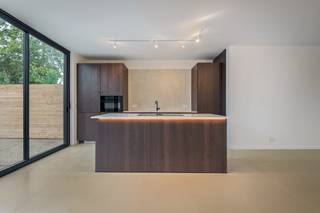 <p>Hypermoderne nieuwbouwwoning met kanaalzicht in Blaasveld</p><p>Droomt u van een luxueuze, 100% instapklare energiezuinige woning waar u werkelijk zó kunt intrekken? Deze splinternieuwe, hoogwaardig afgewerkte halfopen bebouwing (180m² bewoonbare oppervlakte - 4 ruime slpk) bevindt zich in een uiterst rustige, doodlopende straat in het idyllische Blaasveld (Willebroek). Met een prachtig uitzicht op het kanaal en een kwalitatieve afwerking die de standaardbouw ver overstijgt, biedt dit huis het ultieme comfort.</p><p>De volledige woning is reeds professioneel geschilderd en voorzien van moderne verlichting.<br />Hyper-energiezuinig: Uitgerust met een krachtige warmtepomp (10 kW), vloerverwarming op álle verdiepingen, 15 zonnepanelen (6750 W) en een geavanceerd ventilatiesysteem.</p><p>Hoogwaardige elementen zoals kamerhoge invisible deuren, beuken trappen met ingebouwde ledverlichting en een Niko Domotica-systeem.</p><p>De indeling:<br />Gelijkvloers: Stijlvolle inkomhal met gastentoilet. Royale, lichtrijke leefruimte op een onderhoudsvriendelijke keramische tegelvloer. Volledig geïnstalleerde designkeuken (wand + eiland) voorzien van alle moderne toestellen: inductiekookplaat, microgolfoven, vaatwasser, ijskast en diepvries. Praktische achterliggende voorraadkamer/berging.<br />Eerste verdieping: Prachtige masterbedroom met een eigen, volledig ingerichte dressing en een en-suite master badkamer (voorzien van zowel een ligbad als een douche). Tweede volwaardige slaapkamer met hoogwaardige laminaatvloer. En een tweede badkamer met een moderne douche en een extra toilet.<br />Tweede verdieping: nog eens 2 ruime, volwaardige slaapkamers. Buitenruimte &amp; Extra troeven (Inbegrepen t.w.v. € 53.000!).</p><p>Bij deze woning hoeft u niet meer te budgetteren voor de buitenafwerking. Alles is al met oog voor detail voor u aangelegd.<br />625000 € excl belastingen</p>