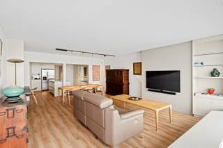 Gemeubeld appartement, in de gerenommeerde residentie “Globe”, prachtig gelegen op de Zeedijk in het ZouteIndeling: inkomhal met gastentoilet, open...