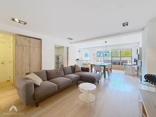<p>Lichtrijk appartement gelegen op de eerste verdieping, centraal gelegen op wandelafstand van winkels, diensten en openbaar vervoer, met een vlotte verbinding naar de R8 en E17.</p>
<p>Het appartement omvat een inkomhal met apart gastentoilet, een gezellige leefruimte met zit- en eethoek en parketvloer, een bureauruimte/kinderkamer en een open keuken, voorzien van alle comfort en een praktische ontbijthoek. Via het schuifraam bereikt u het zeer ruime terras, waar u geniet van een aangenaam open zicht en groen.</p>
<p>Het slaapgedeelte bestaat uit een ruime slaapkamer met aansluitende dressingruimte en een en-suite badkamer, uitgerust met een bad/douchecombinatie, tweede toilet en wastafel. Hier bevinden zich eveneens de aansluitingen voor wasmachine en droogkast.</p>
<p>Op de kelderverdieping beschikt het appartement over een ruime berging, dankzij de vlotte toegankelijkheid ideaal voor het stallen van fietsen, en een private staanplaats.</p>
<p>Extra troeven:</p>
<ul>
<li>Gunstig EPC</li>
<li>Conforme elektrische installatie</li>
<li>Nieuwe condensatieketel en aangepaste schouwen</li>
<li>Private staanplaats</li>
<li>Ruime, fietstoegankelijke kelderberging</li>
<li>Zeer ruim terras met open zicht</li>
<li>Lift aanwezig</li>
<li>Centrale ligging met vlotte bereikbaarheid</li>
</ul>
<p>Deze woning is te koop ZONDER makelaar via het concept van Smart Houses! Wenst u verdere inlichtingen of een bezoek? Contacteer rechtstreeks de eigenaar via +32475452990</p>
