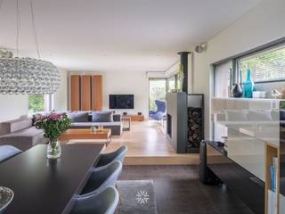 <p><span>Asper - </span><span>Uitzonderlijke villa op een perceel van 2.384 m² omgeven door groen</span></p><p><span> </span></p><p><span>Deze stijlvolle villa geniet van een uiterst rustige ligging in Asper, omringd door velden en groen. Op het ruime perceel vindt u een prachtige aangelegde tuin met zwembad. </span></p><p><span>De woning combineert een moderne uitstraling met een hoogwaardige afwerking. </span></p><p><span> </span></p><p><span>Troeven</span></p><ul><li><span>Ruime, open leefruimte met grote raampartijen, parket en open haard</span></li><li><span>Mooi aangelegde tuin met uitzicht over de velden in een rustige straat</span></li><li><span>Aanwezigheid 42 zonnepanelen met batterij</span></li><li><span>Ruime oprit met dubbele carport afgesloten met poort</span></li><li><span>N60 vlot bereikbaar om aan te sluiten met de E17</span></li><li><span>Volledige renovatie in 2012</span></li><li><span>Kwalitatieve keuken voorzien van alle comfort en inbouwtoestellen</span></li><li><span>3 volwaardige slaapkamers, 2 badkamers + ruime bureau </span></li><li><span>Gunstig EPC, elektriciteit conform en geen asbest aanwezig</span></li></ul><p><span> </span></p><p><span>Indeling:</span></p><p><span>Inkomhal met ingewerkte kast, grote technische berging/wasplaats, ruime bureau met ingewerkte kasten, apart toilet. </span></p><p><span>Via de hal komt u verder terecht in de ruime, open leefruimte met gezellige zithoek. Aan de eetkamer grenst de kwalitatieve keuken, voorzien van alle comfort en toestellen in notelaar hout. De leefruimte en eetkamer grenzen aan 2 gezellig overdekte terrassen omgeven door groen. </span></p><p><span>Op de verdieping zijn er 3 grote slaapkamers terug te vinden met ingewerkte kasten waarbij 1 slaapkamer voorzien is van een dressing. </span></p><p><span>Daarboven geniet de woning van 2 badkamers met ruime inloopdouche. The master badkamer is voorzien van natuursteen en een bijkomend vrijstaand bad en maatwerk. </span></p><p><span>De absolute troef van deze villa is de privatieve, prachtig aangelegde tuin. Achteraan grenst de tuin aan uitgestrekte weilanden, wat zorgt voor een vrij uitzicht en uniek gevoel van ruimte.</span></p><p><span>Een ideale woning voor wie houdt van natuur, privacy en een hoogwaardige buitenbeleving.</span></p><p><span> </span></p><p><span>Belangrijk: </span></p><p><span>Richtprijs: €1.095.000 </span></p><p><span>EPC: 104 kWh/(m² jaar)</span></p><p><span> </span></p><p><span>Neem contact op met Axel Lenaerts Makelaars voor een bezoek via <span>hannelore@axellenaerts.be</span></span><span> of 09/245 24 24</span></p><p><span> </span></p>