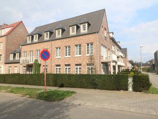 <p>Ruim appartement op de eerste verdieping met terras, gelegen in een rustige straat.<br /><br />Indeling en omschrijving:<br />U komt binnen via de ruime hal welke toegang geeft tot alle ruimtes. De leefruimte beschikt over veel natuurlijk lichtinval. Via de leefruimte heeft u toegang tot een ruim zuid gericht terras, evenals tot de open keuken die beschikt over een keramisch fornuis, afwasmachine, oven, dampkap en spoelbak. Aansluitend aan de keuken is er een berging voorzien met aansluitingen voor wasmachine en droogkast. In de nachthal is een inbouwkast voor jassen en schoenen beschikbaar evenals een gastentoilet. Eén van de drie slaapkamers is omgebouwd tot een dressing, met hangkasten, leg planken en een klein bureautje. Verder beschikt het pand over twee slaapkamers. Alle slaapkamers zijn voorzien van rolluiken. De badkamer is voorzien van een dubbele lavabo, ligbad en douche. <br />Autostaanplaats en kelderberging voorzien in het ondergrondse complex. <br /><br />Extra info:<span> gemeenschappelijke kosten € 85,00 / maand I EPC 99 kWh/ (m² jaar) label A I watertoets: P-score: B I G-score: B.</span></p>