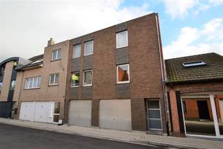 <p><span>Gezellig appartement aan rand centrum</span></p><p><span>Dit gezellige appartement is gelegen op de eerste verdieping van een kleinschalig gebouw met slechts twee appartementen, op wandelafstand van het centrum.</span></p><p><span>Op het gelijkvloers beschikt het appartement over een </span><span>privé garage</span><span> en een ruime berging, waar ook de wasmachine kan worden geplaatst.</span></p><p><span>Op de eerste verdieping bevinden zich een inkomhal, een ruime living, een ingerichte keuken, een terras met extra bergruimte, een badkamer met ligbad, een apart toilet en twee slaapkamers.</span></p><p><span>Een bijkomend voordeel is dat er </span><span>geen gemeenschappelijke kosten</span><span> zijn.</span></p><p><span>Beschikbaar vanaf 01/11/2026.</span></p><p><span>Verdere informatie of een bezoek ter plaatse contacteer Immo Twins 052/55.55.55 of info@immotwins.be</span></p>