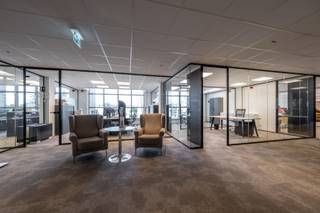 Modulair werken op een inspirerende locatie in Business-center d'Offiz te Turnhout. <br />Gelegen aan de Parklaan (Ring Turnhout) in een kantoorgebouw van 3200 m². <br /><br />Unit 240m²: privatief kantoor van 120m² + deel 50% gemeenschappelijke ruimte – dienstencontract van 40% huur en 60% diensten + BTW op basis van 2 personen.<br /><br />Nettohuur enkel is ca. 78 €/m² <br /><br />Volgens het dienstencentrum principe en ter beschikking + BTW<br />Detailprijs op aanvraag afhankelijk van 3 factoren:<br />- flexibiliteit<br />- aantal m²<br />- aantal personen<br /><br />www.doffiz.com