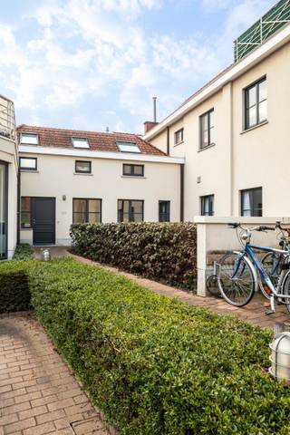 Roeselare, Instapklare duplexwoning te koop in een gezellig woonerf met 2 slaapkamer, betaalbaar wonen !<br />Ben je op zoek naar een<em> toffe woning op een toplocatie</em>? Deze instapklare woning, gelegen in een woonerf, biedt een bewoonbare oppervlakte van 107 m² en is ideaal voor starters of als investering.<br /><br /><strong><u>Indeling:</u></strong><br />Je komt binnen via de inkomhal met toilet, die leidt naar een <strong>lichtrijke leefruimte</strong> met open keuken. Aansluitend bevindt zich een praktische berging. Via de nachthal bereik je de <strong>verzorgde badkame</strong>r en twee ruime slaapkamers. Daarnaast beschikt de woning over een <strong>gezellig terras</strong> vooraan, perfect om te ontspannen.<br /><br />Troeven:<br />- Instapklaar<br />- EPC 211<br />- Fietsenberging aanwezig<br />- Mogelijkheid om een staanplaats aan te kopen op het binnenplein<br />- Uitstekende ligging: vlak bij station, centrum, scholen en winkels<br />- woning is reeds verhuurd<br /><br />Deze woning combineert comfort, een gunstige ligging en een gezellige woonomgeving. Interesse? Contacteer ons voor een bezoek op het nummer 051/62 40 40!<br />