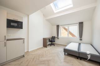 <p><span>Ontdek deze moderne studentenkamer in een kwalitatief vernieuwbouwproject, gelegen aan de Justus Lipsiusstraat in het hart van Leuven. Het gebouw werd grondig vernieuwd met duurzame materialen en afgewerkt met oog voor kwaliteit en comfort. </span></p><p><span>De kamer bevindt zich op de derde verdieping en is uitgerust met een energiezuinige lucht-luchtwarmtepomp, die zowel voor verwarming in de winter als voor verkoeling in de zomer zorgt. De kamer wordt volledig bemeubeld verkocht en beschikt over een boxspring (140x200), bureau met stoel, ingebouwde kleerkast, gordijnen en een praktisch ontbijtblok met magnetron en koelkast. Daarnaast beschikt de kamer over eigen sanitair wat bijdraagt aan het comfort en de privacy.</span></p><p><span>In het gebouw bevindt zich een kwalitatief uitgeruste gemeenschappelijke keuken, voorzien van moderne toestellen waaronder een vaatwasser voor extra comfort. Deze gemeenschappelijke ruimte biedt studenten alle comfort om uitgebreid te koken en gezellig samen te eten. </span></p><p><span>Dankzij de centrale ligging bevinden campussen, winkels en horecazaken zich op wandelafstand. Dit maakt deze studentenkamer niet alleen een praktische uitvalsbasis voor studenten, maar ook een interessante investeringsopportuniteit.</span></p><p><span>Bovendien wordt de kamer gedurende drie jaar professioneel beheerd door het Team Rentmeester van Immo Livit. Deze dienstverlening is inbegrepen in de vraagprijs, waardoor u kunt investeren met extra gemoedsrust.</span></p><p><span>De foto's zijn afkomstig van referentiepanden en dienen ter illustratie van de afwerkingsgraad en de sfeer.</span></p><p><span>Oplevering voorzien begin 2027. </span></p><p><span>Interesse in een kwalitatieve studentenkamer op een top locatie? Contacteer ons via 016 15 31 15 of <span>info@immolivit.be</span></span><span>.</span></p><p><span> </span></p>