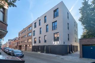 <strong>Zeer gunstig gelegen</strong> nieuwbouwappartementen op een rustige ligging in het centrum met openbaar vervoer, winkels, scholen, de Grote Markt op wandelafstand en met een vlotte bereikbaarheid naar de Ring en de autostrade E34 Antwerpen - Eindhoven. <br /><br />Het gaat om een <strong>kleinschalig blokje van 8 energiezuinige appartementen</strong> met 1, 2 of 3 slaapkamers en ruime terrassen. Een achtergelegen <strong>autostaanplaats en berging is inbegrepen in de prijs</strong>. Een gezamenlijke afvalberging is eveneens voorzien.<br /><br />Zij voldoen aan de hedendaagse normen door gebruik te maken van vloerverwarming, eigen warmtepomp en zonnepanelen, ventilatiesysteem enz.<br /><br />Zij werden volledig voorzien van een ingerichte keuken met kookvuur, dampkap, vaatwasser, combi-oven en koelkast, een badkamer met inloopdouche en dubbele wastafel, de meesten met 1 grotere en 1 kleinere slaapkamer. De leefruimte op tegelvloer is erg licht door de grote raampartij op het zuiden en op de grote terrassen is het heerlijk genieten met een mooi uitzicht op groen.<br /><br />Appartement 2 heeft zijn eigen inkom.<br /><br /><strong>De appartementen zijn reeds afgewerkt</strong>.<strong> Ideaal voor starters, alleenstaanden en senioren maar ook voor investeerders!</strong><br /><br /><strong>Aankoop onder 6 % BTW mogelijk zowel voor eigen bewoning als voor verhuring mits voorwaarden!<br /><br />Prijs is inclusief een autostaanplaats en berging!<br /><br />Voor meer informatie, plannen of een bezoek contacteer ons via info@dilegno.immo of 014 70 73 23</strong>