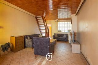 <p>Bent u op zoek naar een te renoveren woning met 4 slaapkamers en een buitenruimte in Gent? Dan hebben wij precies wat u zoekt!</p><p>Deze te renoveren woning is gelegen in de Cederstraat in Gent, een rustige en aangename straat op korte afstand van het stadscentrum. In de nabije omgeving vindt u tal van winkels, scholen, openbaar vervoer en alle nodige voorzieningen. Bovendien geniet u hier van een uitstekende bereikbaarheid dankzij de nabijheid van belangrijke invalswegen en diverse openbaarvervoersmogelijkheden. Dankzij deze gunstige ligging combineert de woning het comfort van rustig wonen met de nabijheid van het bruisende stadsleven — ideaal voor wie centraal en comfortabel wil wonen.</p><p>Indeling:</p><p>GLV: Bij binnenkomst betreedt u de inkomhal, die toegang biedt tot de leefruimte. Vanuit de leefruimte bereikt u de keuken, die aansluit op de badkamer en de buitenruimte.<br />1steV: Via de trap in de leefruimte komt u terecht in de nachthal, die toegang geeft tot twee slaapkamers.<br />2deV: Via de trap bereikt u een tweede nachthal, die leidt naar nog twee slaapkamers.</p><p>Deze woning biedt tal van mogelijkheden voor wie op zoek is naar een renovatieproject met veel potentieel op een gunstige locatie in Gent.</p><p>Interesse? Contacteer ons gerust voor meer informatie of om een bezoek in te plannen.</p>