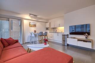 Deze praktisch ingerichte studio bevindt zich op de hoek van de moderne residentie <strong>Chateau Les Dunes</strong> en combineert comfort met een doordachte indeling. Het gebouw is uitgerust met alle nodige faciliteiten: een ruime fietsenberging met twee private fietshaken, een parkeerplaats om vlot uit te laden, een aparte vuilniskelder en een ruim gemeenschappelijk zonneterras op de bovenverdieping. Bovendien is het gebouw volledig rolstoeltoegankelijk en voorzien van een AED-toestel.<br /><br />De zuidgerichte studio bevindt zich op de tweede verdieping en geniet van een overvloed aan natuurlijke lichtinval. De indeling omvat een inkomhal, een lichtrijke woon- en eetruimte met toegang tot het terras en een open keuken uitgerust met een elektrisch kookvuur, koelkast en combi-microgolfoven.<br />In de leefruimte is een extra slaapmogelijkheid voorzien, waardoor het appartement geschikt is voor vier personen. De aparte slaaphoek vormt een absolute meerwaarde en zorgt voor extra privacy.<br />De badkamer beschikt over een douche, lavabo en toilet.<br /><br />Extra troeven:
<ul>
	<li><span>Mogelijkheid tot aankoop van de aanwezige meubelen</span></li>
	<li><span>Verwarming op aardgas</span></li>
	<li><span>Houten schrijnwerk met dubbele beglazing</span></li>
	<li><span>Energiezuinig met een uitstekende EPC-score: <strong>E81</strong></span></li>
	<li><span>Elektrische installatie conform het AREI</span></li>
</ul>
De verkoop van deze studio gebeurt onder de erfpachtformule.<br />Een ideale opportuniteit als tweede verblijf, investering of compacte woonst aan de kust, met alle comfort binnen handbereik.<br /><br /><br /> 