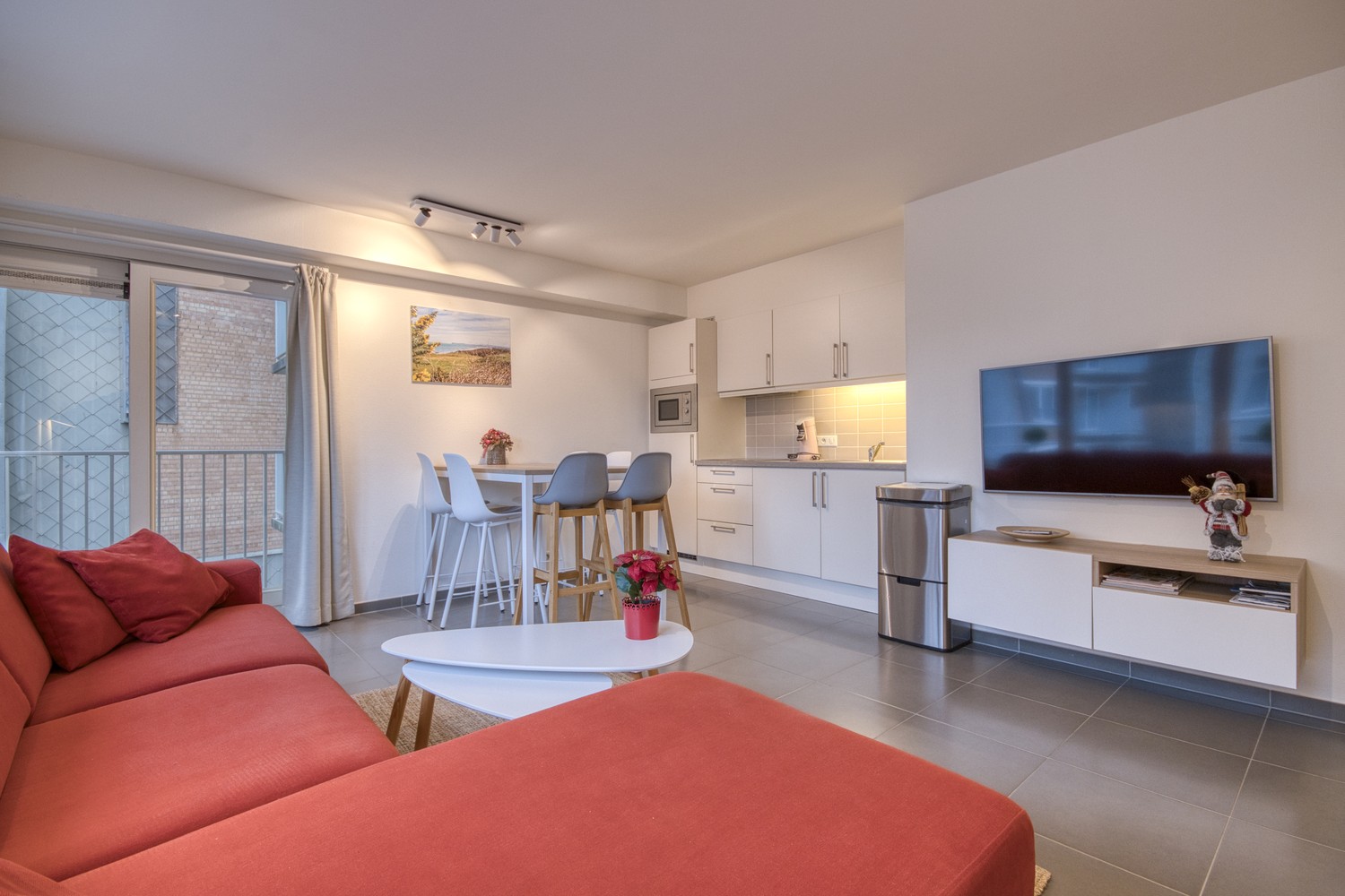 Lichtrijke studio met slaaphoek en terras nabij de Zeedijk te Mariakerke-Oostende ! - foto 3