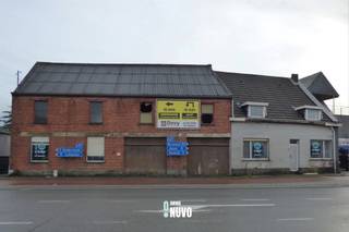 <p><span>Goedgelegen eigendom op commerciële locatie</span></p><p><span> </span></p><p><span> </span></p><p><span>Deze eigendom biedt vele mogelijkheden (oa vernieuwbouwen/ kleinhandel, diensten etc ).</span></p><p><span> </span></p><p><span> </span></p><p><span>De straatbreedte is 23 meter.</span></p><p><span> </span></p><p><span>Binnen de 5 jaar dient de woning naar een energie niveau van level D gebracht te worden.</span></p><p><span> </span></p><p><span> </span></p><p><span>Voor meer informatie en bezoek: contacteer Harry Vanderborght op 0473 44 01 06.</span></p><p><span> </span></p><p><span> </span></p>