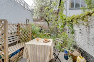 <p><strong>Op 't randje van Borgerhout ligt dit appartement in 2060, een buurt die je niet moet uitleggen, maar eentje die je moet voelen. Kleurrijk, levendig, altijd in beweging en tegelijk vol kleine straatjes waar de rust overheerst. Hier bots je op lokale winkels, nieuwe plekken, oude gewoontes en mensen die de buurt maken tot wat ze is. En in de Kerkstraat, op het gelijkvloers van een kleinschalig gebouw, zit zo’n plek die perfect past in dat verhaal, op wandelafstand van Bar Ziek en Bar Chapel. Een appartement dat niet probeert te imponeren, maar gewoon goed voelt. Met licht, een tuin en een indeling die klopt. Kom binnen…</strong></p><p> </p><p><strong>Binnenkomen zonder omwegen</strong></p><p>Je stapt binnen in een ruimte die meteen duidelijk maakt hoe het hier werkt. Geen overbodige gangen, geen verloren ruimte: gewoon een logische flow die je vanzelf meeneemt door het appartement.</p><p><strong> </strong></p><p><strong>Leven in het licht</strong></p><p>De leefruimte voelt open en aangenaam aan, een plek waar je je dag begint en eindigt zonder dat het geforceerd aanvoelt. Dankzij het doodlopende straatje aan de overkant geniet je hier van een verrassend open zicht en extra lichtinval, zonder directe inkijk. Aansluitend aan de leefruimte ligt de keuken, praktisch ingericht en klaar voor gebruik. Alles zit waar het moet zitten, zonder gedoe. Hier vind je ook een aparte wasberging.</p><p> </p><p><strong>Achteraan wordt het stil</strong></p><p>De slaapkamer ligt rustig achteraan het appartement. Een plek waar het tempo zakt, waar je ’s avonds de deur achter je dichttrekt en even ontsnapt aan de stad. Aansluitend vind je de dressing, een fijn extraatje dat zorgt voor overzicht en rust in je dagelijks leven.</p><p> </p><p><strong>Fris en compact</strong></p><p>De badkamer is voorzien van een douche en toilet. Compact, logisch en functioneel: precies zoals het hoort in een appartement waar alles zijn plek heeft, met glasdallen die zorgen voor een subtiele lichtinval.</p><p> </p><p><strong>Een tuin die blijft hangen</strong></p><p>Vanuit de slaapkamer stap je zo de tuin in: de ster van de show. Westgericht, dus hier zit je goed voor lange avonden en zacht licht dat blijft hangen. Een deel is privatief, achteraan loopt het over in een gemeenschappelijk stuk groen. Net dat beetje extra ruimte om buiten te zijn en de vogeltjes te horen fluiten, zonder dat je de stad moet verlaten.</p><p> </p><p><strong>Handig om weten</strong></p><p>Dit appartement maakt deel uit van een kleinschalig gebouw met lage maandelijkse kosten, namelijk 30 euro per maand voor de blokpolis en minuterie in de gemene delen - én het dak werd vernieuwd in 2020. Als laatste betekent het EPC-label E dat er een renovatieplicht is, maar tegelijk kan je met een beperkt budget het EPC opkrikken, door muur- en vloerisolatie te plaatsen. Verder is er geen asbest aanwezig en de elektrische keuring is conform.</p><p> </p><p><strong>Verliefd? Info@ugly.be</strong></p>