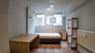 <p>In de Riddersstraat bieden we deze gezellige kamer aan met kitchenette en gedeelde badkamer. Deze kamer is de perfecte uitvalsbasis voor elke student die rust en comfort zoekt na een lange dag studeren. De locatie is een uiterste troef, zo ben je een steenworp verwijdert van het Leuvense stadscentrum, Gasthuisbergen en allerlei faculteiten en winkels.<br /><br />De kamer is volledig bemeubeld en de kitchenette is uitgerust met een lavabo, kookplaat en koelkast. Zo kan je meteen aan de slag en je helemaal thuis voelen op kot!<br /><br />Meer informatie of een bezichtiging ter plaatse? Contacteer ons via verhuur@connect-immo of 016 229 228<br /><br />Huurprijs: €605 + €90 provisie lasten<br />Onmiddellijk beschikbaar!</p>