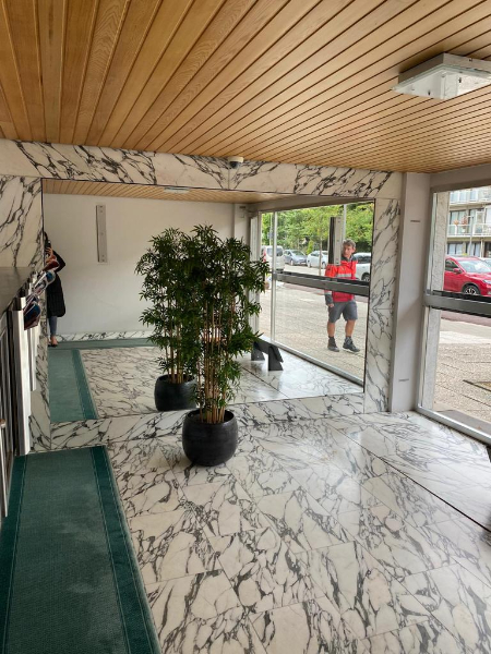 Stijlvol tweeslaapkamerappartement met terras, garage en bergplaats - foto 2