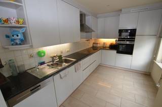 Zeer ruim dubbel appartement (180m²) voorzien over de volledig 4de verdieping, ideaal gelegen op wandelafstand van zee/strand, Station...