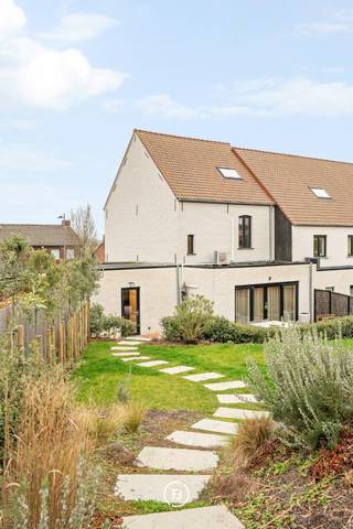 Gelegen in een uiterst rustige en serene omgeving nabij de Sint-Mattheuskerk Gijzelbrechtegem, vinden we deze instapklare woning. Hier woont u in...